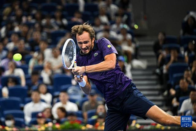 包含美国网球队险胜德国网球队，梅德韦杰夫绝境逆转的词条