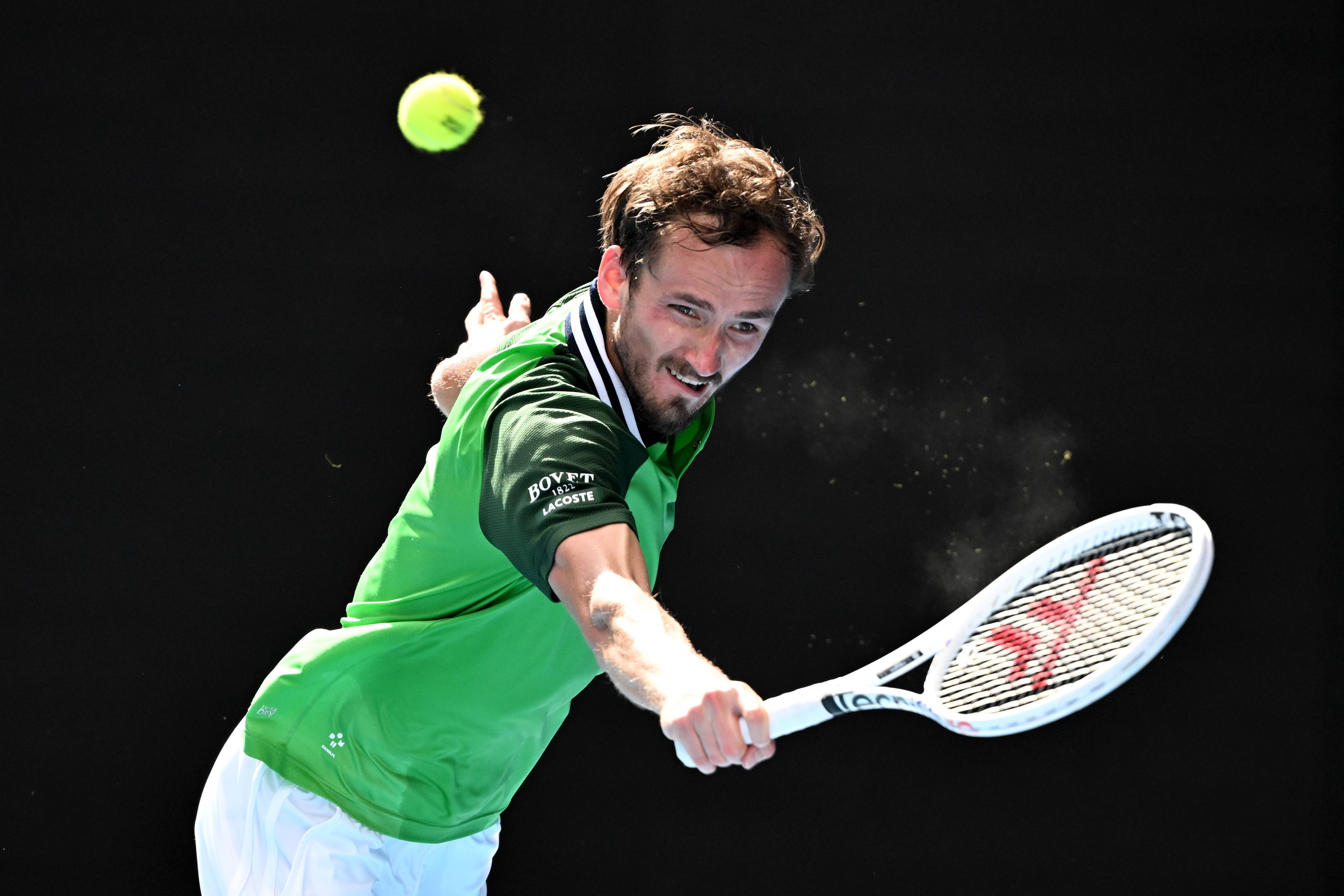 包含西班牙网球队绝地反击法国网球队，梅德韦杰夫统治全场的词条