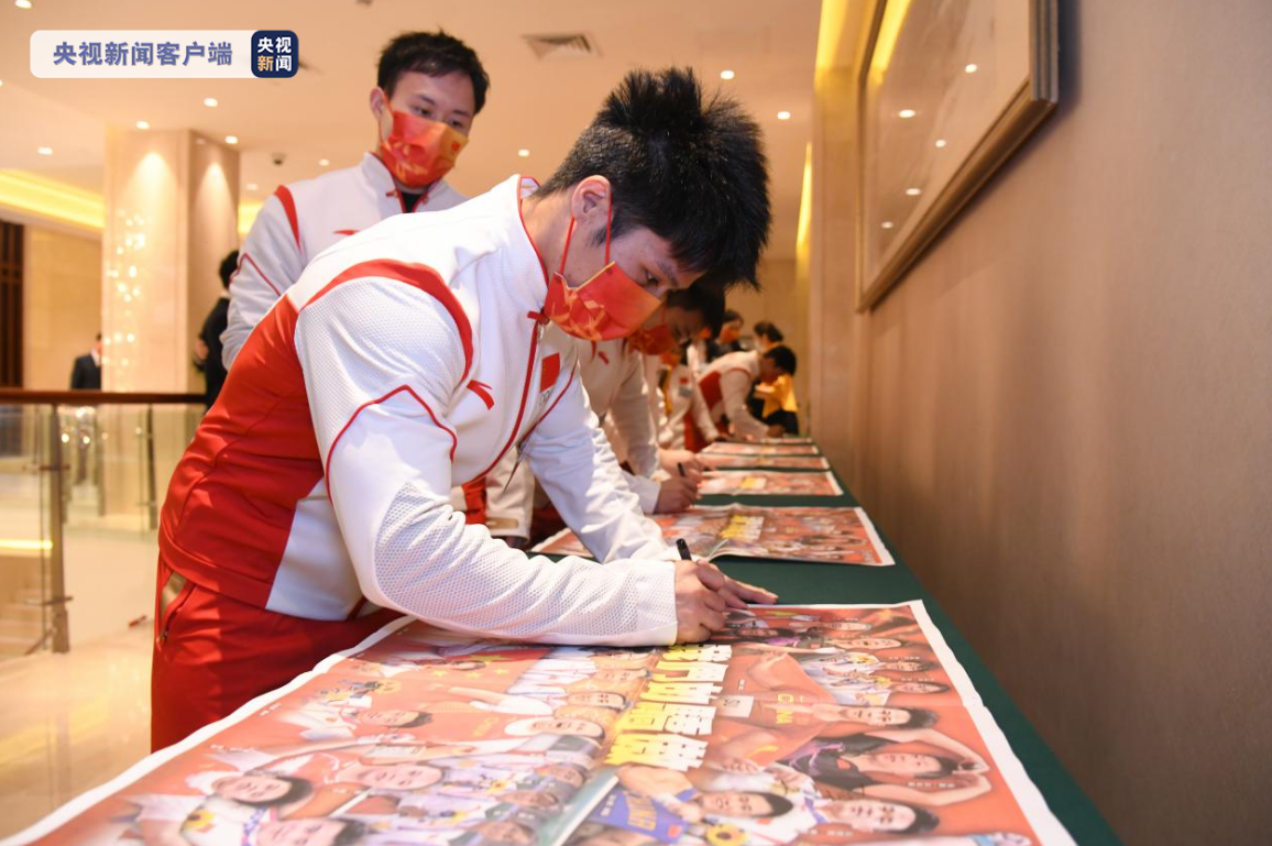 华南体育馆内场外场欢庆，喜获胜利的喜悦的简单介绍