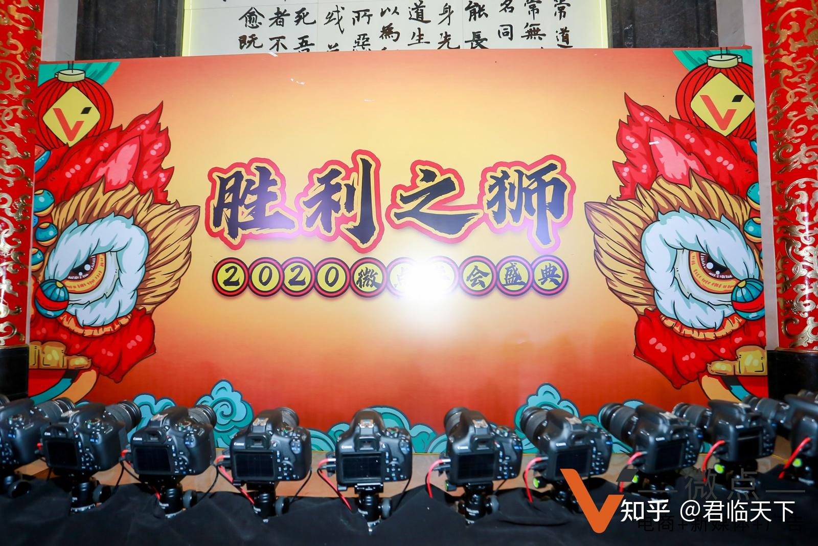 华南体育馆内场外场欢庆，喜获胜利的喜悦的简单介绍